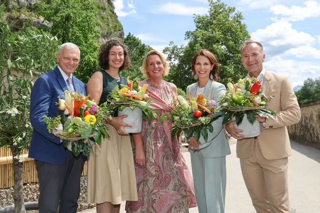 Von links: Aufsichtsratsvorsitzender Josef Schöchl, Kuratorin Lisa Sernow, Geschäftsführerin Sabine Grebner, LH Karoline Edtstadler und Bürgermeister Bernhard Auinger bekommen gesunde "Blumensträuße" bei der Eröffnung. | Foto: Franz Neumayr
