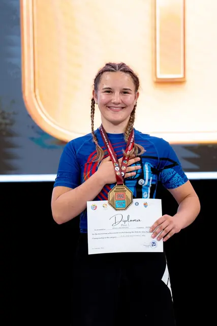 Tessa Urschinger strahlt mit ihrer Medaille um die Wette. | Foto: Tremel