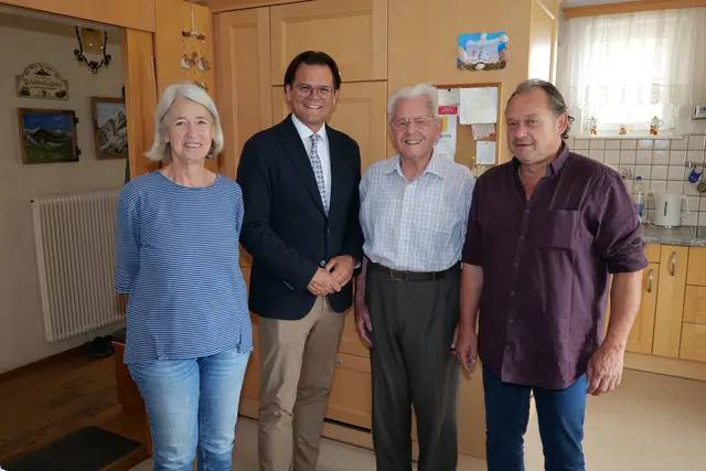 Tochter Maria Metze, Bürgermeister Bernhard Heinl , Werner Gfatter und Sohn Werner Gfatter jun. | Foto: Marktgemeinde Michelhausen