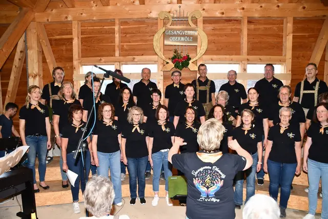 Der Gesangverein Oberwölz hat zum „Singen am Bauernhof“ geladen, eines der Lieder war „Waun du moanst“, komponiert von Heinz Rieger. | Foto: Anita Galler