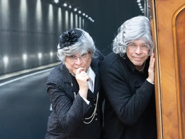 Michael Zintl-Reburg (li.) &amp; Christian Schiesser als Martha und Anni Bräuer in "Arsen und Spitzenhäubchen" beim Theater am Fluss. | Foto: Klaus Althuber