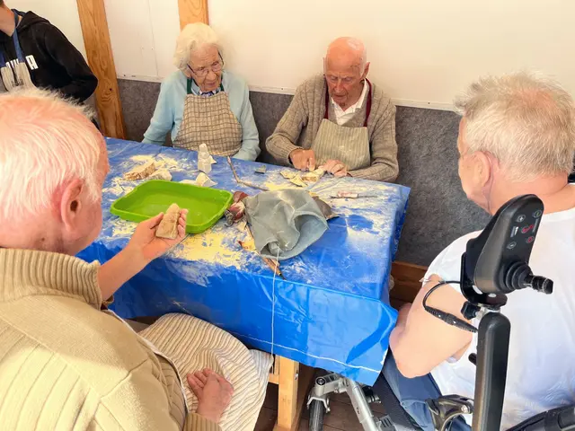 Im Bildhauer-Workshop mit Projektleiter Felix Igler wurden Specksteine zu Zwergen und Edelleuten gestaltet. | Foto: Rotes Kreuz Salzburg