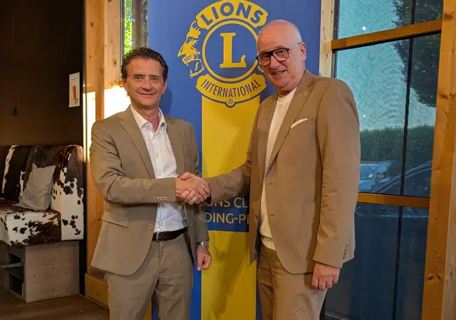 Engelbert Froschauer (rechts) übergibt an Bernhard Woldan. | Foto: Lions Club
