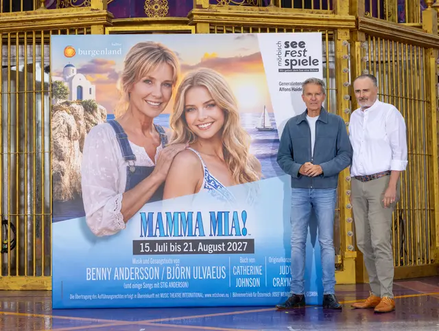 Alfons Haider mit Landeshauptmann Hans Peter Doskozil: "Der Publikumsmagnet Mamma Mia! wird 2027 als völlig neue Produktion wiederaufgenommen." | Foto: Kurt Pinter