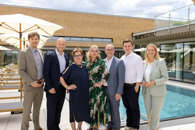 (vlnr.) Landtagsabgeordneter Philip Juranich, Nationalratsabgeordneter und Bürgermeister von Illmitz Maximilian Köllner, Eigentümer Familie: Elfriede Salzl, Tina Sattler, Reinhard Sattler und Mathias Sattler mit Landesrätin Daniela Winkler bei der Eröffnung des Hotel Nationalpark Illmitz. | Foto: Büro Landesrätin Winkler/Christoph Novak