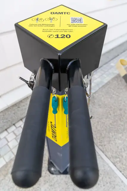 Die vom ÖAMTC entwickelte Servicestation verfügt auch über eine Fahrradhalterung. | Foto: Christian Husar / Leobersdorf JETZT