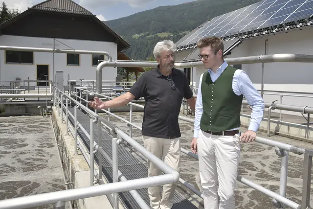 Referatsleiter Theodor Steidl und Landesrat Maximilian Aigner beim Lokalaugenschein beim Reinhalteverband St. Michael. (29. Juni 2026) | Foto: Land Salzburg/Neumayr
