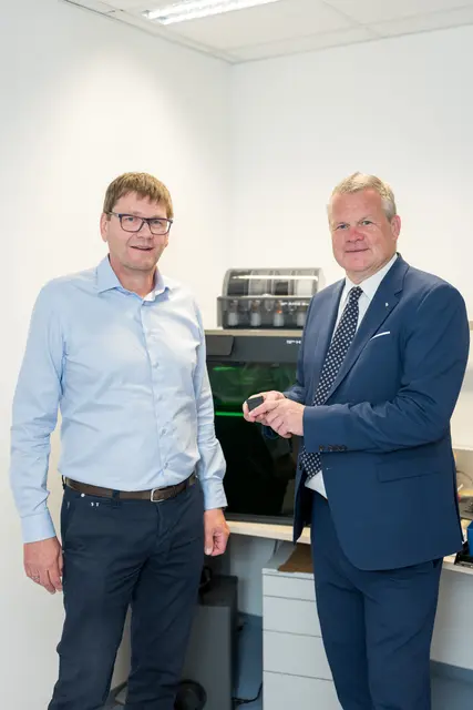 Technischer Betriebsleiter Günter Baumann (li.) mit OÖG-Geschäftsführer Tilman Königswieser, MPH vor dem 3D-Drucker.