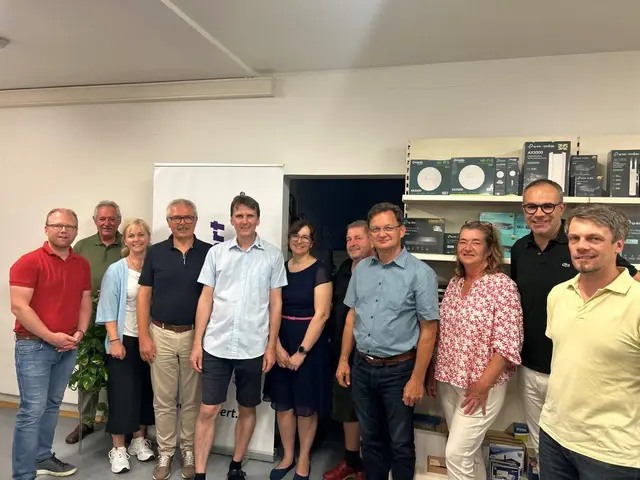 Martina und Gerald Riepert mit Gratulanten bei der Feier. | Foto: Georg Lehner