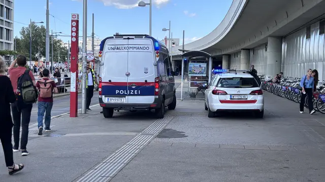 Unfall beim Öffi-Knoten Kagran: Ein Jugendlicher wurde von einer Bim erfasst, als er versuchte, über die Straßenbahnschienen in Richtung Donauzentrum zu gelangen. | Foto: Andreas Pölzl/MeinBezirk