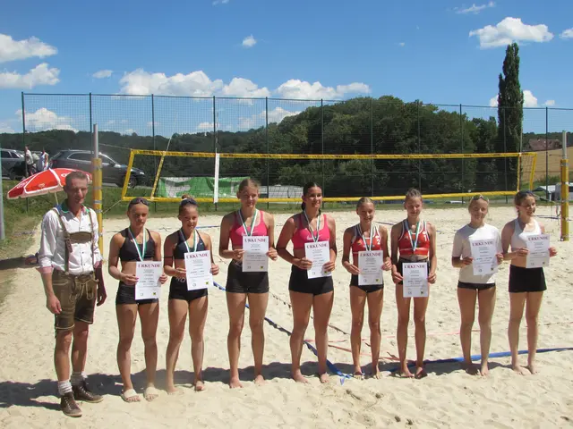 Die erfolgreichen Volleyballerinnen der U15 mit Vizebürgermeister Wolfgang Hirnschall | Foto: SU
