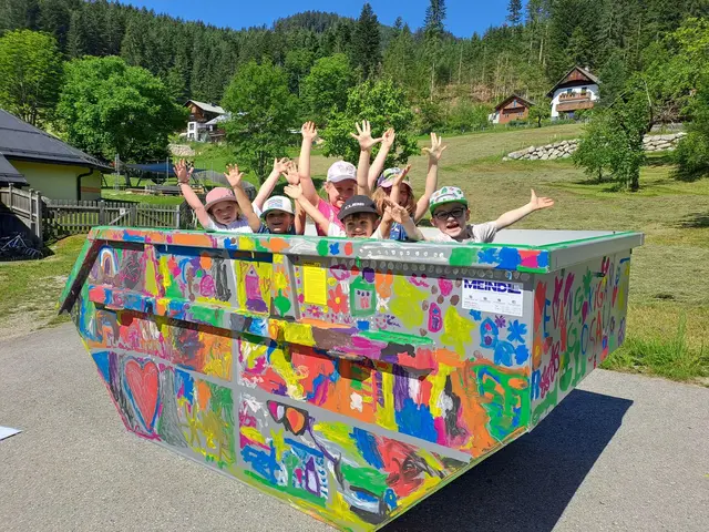 Die Kinder des ev. Kindergartens Gosau verwandelten einen Container der Fa. Stummer in ein buntes Kunstwerk, das künftig durch ganz Österreich reist. | Foto: Diakoniewerk