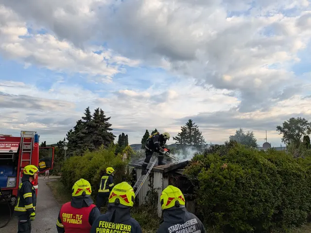 Die Feuerwehr Purbach bekämpfte in den frühen Morgenstunden den Brand am Campingplatz.  | Foto: Feuerwehr Purbach
