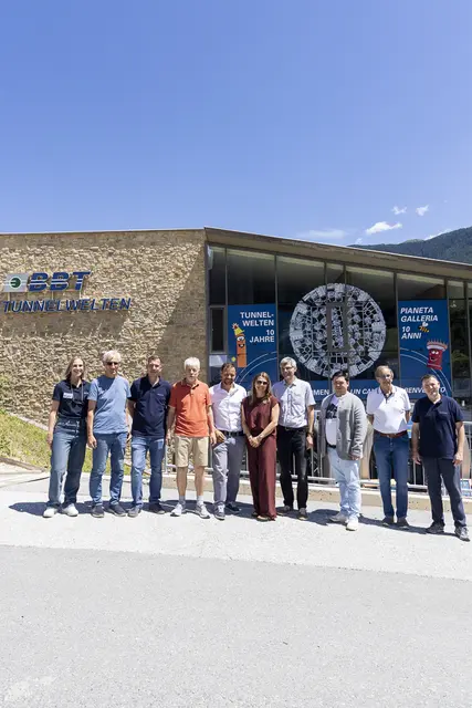 Im Bild Vertreter der Tunnelwelten, des TVB Wipptal und der Gemeinde Steinach: Julia Gruber, Erich Wanner, Martin Schneider, Kurt Hasenbacher, Florian Riedl, Maria Lorenzatto, Martin Gradnitzer, David Haselwanter, Erich Holzmann und Manuel Schwab (v.l.) | Foto: BBT SE