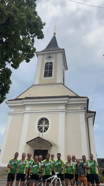 St. Veit am Vogau: Ein Teil der großen Hobby-Radlergemeinschaft  "Biker-Team" St. Veit veranstaltete eine Fahrt ins benachbarte Slowenien. Dabei wurden unbekannte Straßen und Gegenden erforscht, wobei auch die Wallfahrtskirche Maria Schnee besucht wurde. Neben der Radfahrt kam dabei auch die slowenische Kulinarik nicht zu kurz. | Foto: Pfarre