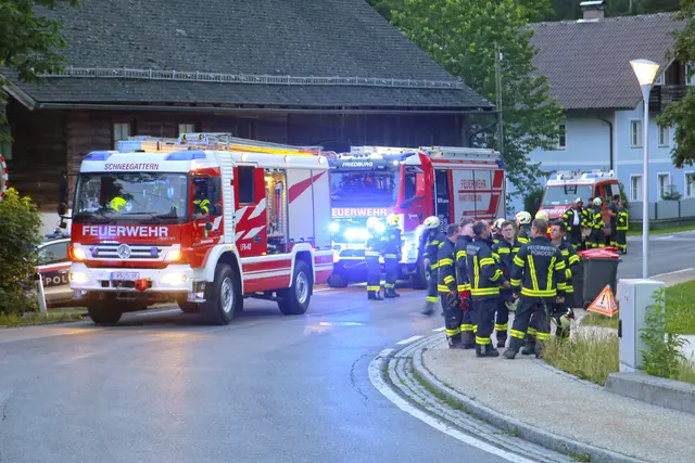 Die Einsatzkräfte der fünf Feuerwehren arbeiteten Hand in Hand, um das Mädchen zu befreien. | Foto: Manfred Fesl