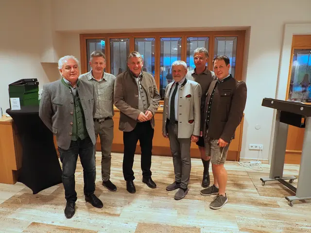 Wahl Bezirksjägermeister und Bezirksstelle Innsbruck Land: Mit großem Vertrauen der Jägerinnen und Jäger des Bezirkes wurde das Team um Bezirksjägermeister Thomas Messner wiedergewählt.
LJM Anton Larcher gratuliert und freut sich mit Wolfgang Leitner, Othmar Triendl, Thomas Messner, Frank Schwarz und dem neu gewählten BJM-Stv. Thomas Hofer (v.l.n.r). | Foto: Tiroler Jägerverband