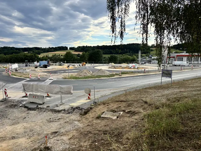 Der Kreisverkehr bringt nicht nur infrastrukturelle Vorteile mit sich, sondern soll auch maßgeblich zur Erhöhung der Verkehrssicherheit beitragen.  | Foto: Leonie Stanzel