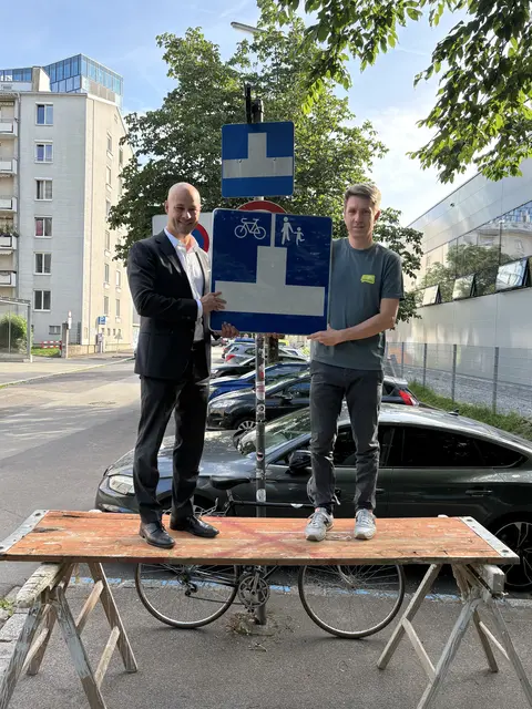 Vizebürgermeister Martin Hajart (ÖVP) und Thomas Hofer, Sprecher der "Radlobby Linz" mit einem neuen "offenen Sackgassen-Schild". | Foto: Stadt Linz