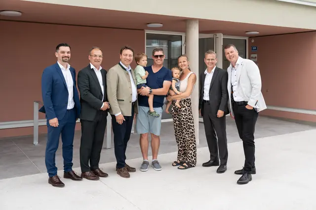Schlüsselübergabe an eine Mieter-Familie: v.L.n.R: Markus Schauer (Gemeindevorstand Gunskirchen), Bürgermeister Christian Schöffmann, Landeshauptmann-Stv. Wohnbaureferent Manfred Haimbuchner, Mieterfamilie, WAG-Geschäftsführer Jürgen Harich, WAG-Geschäftsführer Markus Hinterplattner. | Foto: Michaela Schinnerl, WAG