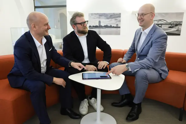 Stadtrat Thomas Gegenhuber (SPÖ) mit den IKT-Geschäftsführern Markus Hein und Michael Lettner. | Foto: Stadt Linz