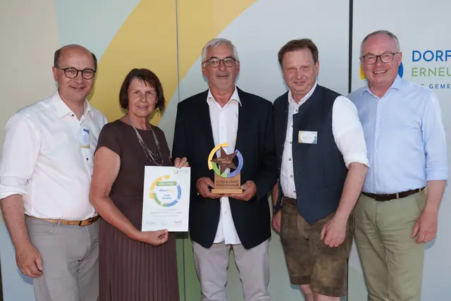 Dorfheld Karl Burzin aus Gaming (M.) mit Johannes Pressl, Maria Forstner, Andreas Fallmann und Stephan Pernkopf | Foto: Josef Bollwein/Dorf- und Stadterneuerung Niederösterreich