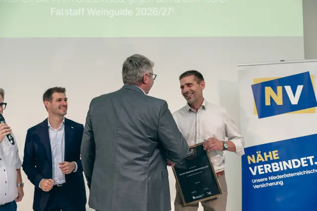 Reinhard Zöchmann. NÖ Weinbaupräsident, gratulierte Hannes Edlinger. | Foto: Jan Tiam Dorf