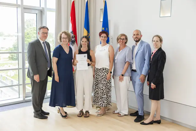 Abteilungsleiter Helmuth Sturm, Landesrätin Christiane Teschl-Hofmeister, Kindergartenleiterin Vanessa Neulinger, Fachgebietsleiterin Silvia Forstner, LPV-Obmann-Stv. Michael Filz und Abteilungsleiter-Stv. Nora Wicke (v.l.) | Foto: Nimo Zimmerhackl