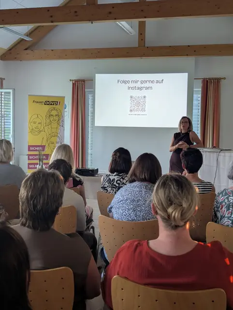 Bezirksobfrau Simone Rudlstorfer freute sich über zahlreiche Besucherinnen beim Club der Gemeinderätinnen. | Foto: Frauen in der OÖVP Bezirk Rohrbach