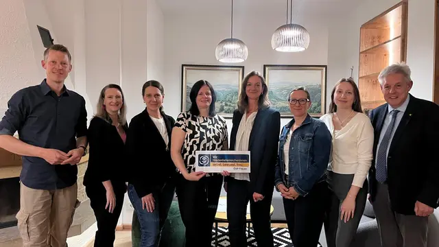 Gemeindepartei-Obmann Johannes Ledolter, Judith Fasching, Kathrin Rogalinski,  Bezirksobfrau Petra Binder, Daniela Hammerl, Erika Dolezal, Marlies Dolezal und Landtagsabgeordneter Hermann Hauer (v.l.). | Foto: privat