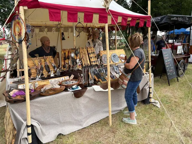 Im Schlosspark sorgten Marktstände mit historischen Waren, Vorführungen und Musik für eine stimmungsvolle Kulisse. | Foto: Privat