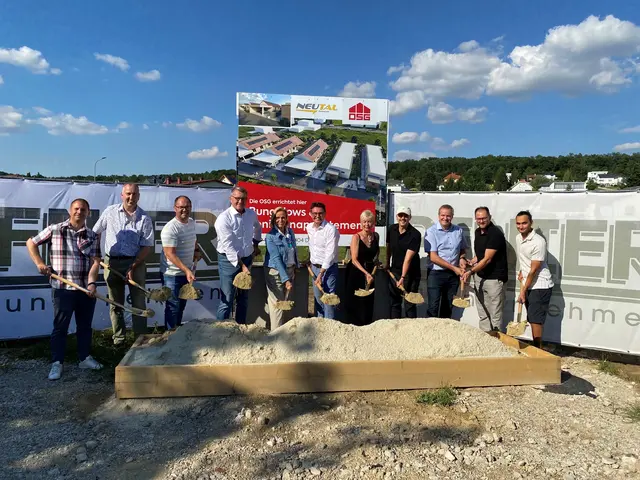 Mit dem Spatenstich in der Neugasse startete die OSG ein neues Wohnprojekt in Neutal. Bürgermeister Erich Trummer und OSG-Obmann Alfred Kollar gaben gemeinsam den Startschuss für das Bauvorhaben. | Foto: OSG