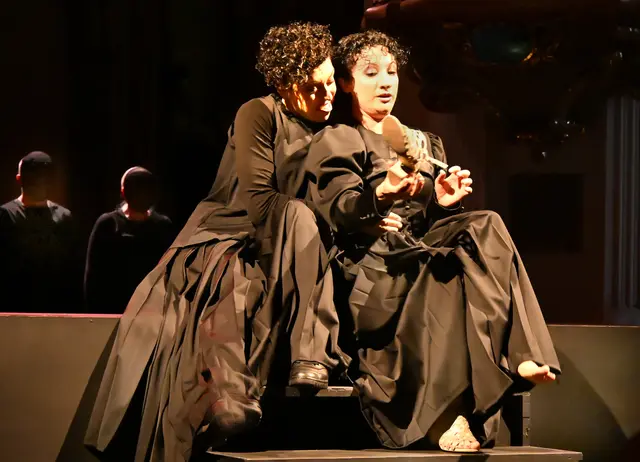 Amme Chiara Brunello und Judith spielt Carolina Lippo | Foto: Herbert Schleich/Alexandra Goll