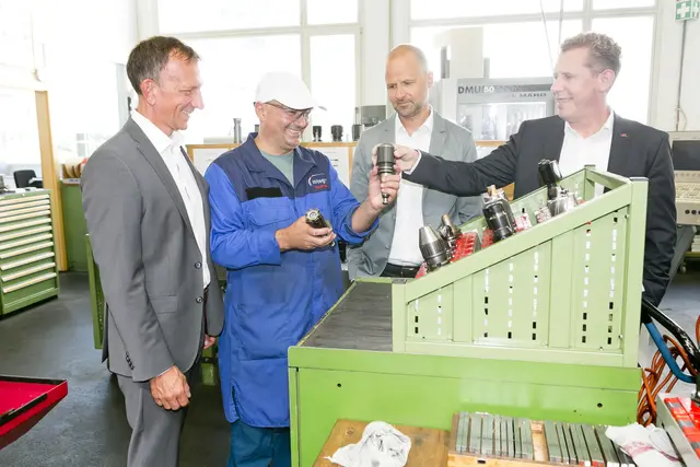 AMS-Landesgeschäftsführer Bernhard Bereuter (l.), 
Landesrat Marco Tittler (2. v.r.) und AK Präsident Bernhard Heinzle (r.) stellten ihr Vorhaben für einen gemeinsamen Aktionsplan vor. | Foto: Dietmar Mathis