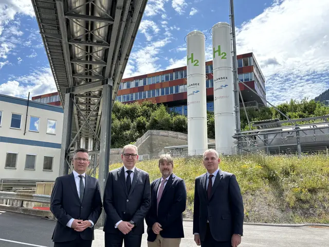 Der Vorstand der Plansee-Group vor der neu errichteten Wasserstoff-Anlage. v.l: Ulrich Lausecker, Karlheinz Wex (Vorstandsvorsitzender), Andreas Lackner und Andreas Schwenninger. | Foto: MeinBezirk/Günther Reichel