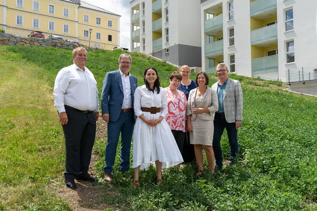 Bürgermeister Norbert Heller, Robert Oberleitner, Geschäftsführer Neue Heimat Oberösterreich, Deborah Neumüller, Geschäftsführerin FraDomo, Sabine Strobl und Cornelia Aigner, Koordinatorinnen Wohnen mit Betreuung, Eva Korntner, Leiterin des FraDomo-Betreuungs- und Pflegedienstes und Alois Gerner, Hausleiter FraDomo Maria Schmolln. | Foto: Johanna Gerner