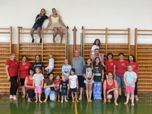 Bürgermeister Wolfram Erasim mit den Betreuerinnen und Kindern bei der Ferienspielstation des Damenturnvereins. Sowohl im Turnsaal als auch im Schulhof zeigten die Kinder ihr sportliches Geschick. | Foto: Gemeinde Rabensburg