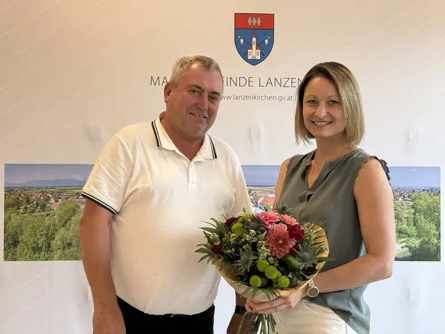 Bürgermeister Bernhard Karnthaler bedankt sich bei Sandra Wandrasch für ihre jahrelange Tätigkeit als Elternvereinsobfrau | Foto: Gemeinde/Hübl