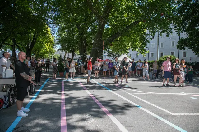 Über einen gelungenen Auftakt darf sich die temporäre Stadtoase am Rot-Kreuz-Parkplatz in der Innenstadt freuen. Gut 1.000 Besucherinnen und Besucher nutzen den neuen Sommerplatz in der Altstadt zum Verweilen.  | Foto: Stadt Salzburg/Anna Pirato