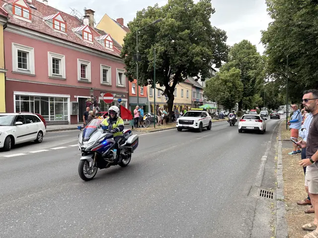Die ersten Vorboten des Trosses kamen genau um 12 Uhr Mittag nach Voitsberg. | Foto: MeinBezirk/Harald Almer