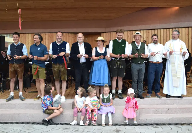 Vize-Bürgermeister Thomas Wörgetter, TVB-Obmann Markus Kogler, Bürgermeister Walter Astner, Gemeindevorstand Michael Wörgetter, Fides Laiminger (Geschäftsführerin Regionsmarketing), Architekten Jakob und Thomas Fliri, Vize-Bürgermeister Hannes Fleckl und Pfarrer Christoph Eder (v. li.). | Foto: Roswitha Wörgötter