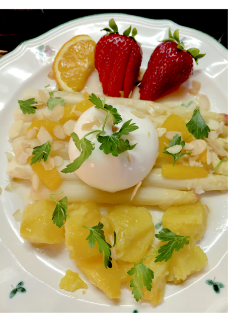 Spargel auf Buratta mit Orangenbutter und Verjus von Hans Wagner. | Foto: Wagner