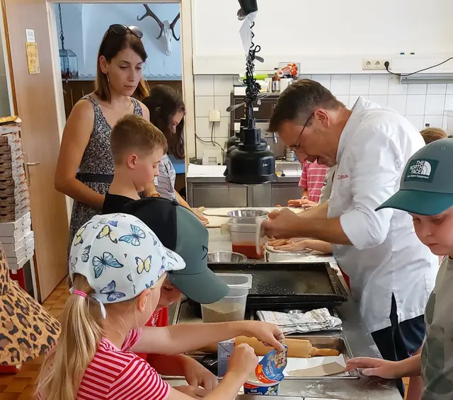 Im Restaurant &amp; Hotel Zum Forsthaus beim Belegen der Pizza.  | Foto: WB Fischbach