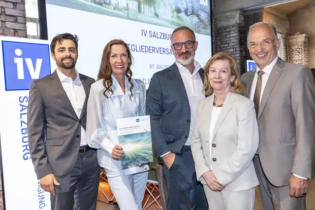 Das neu gewählte Präsidium und IV-Salzburg-GF Irene Schulte präsentieren den Jahresbericht 2025/26: vl. Adrian Geislinger (Geislinger GmbH), IV-Salzburg-GF Irene Schulte, IV-Salzburg-Präsident Andreas Wimmer (Wimmer Hartstahl), Marianne Kusejko (Sigmatek), Peter Malata (W&amp;H Dentalwerk).
  | Foto: IV Salzburg / Kolarik