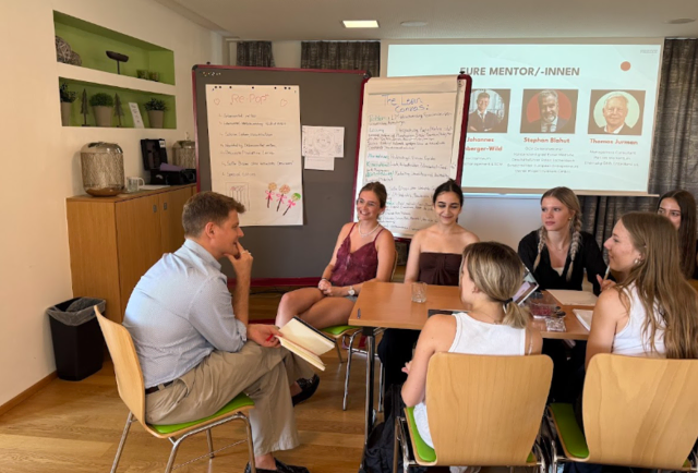 Im Austausch mit ihren Mentoren entwickelten die Schülerinnen und Schüler ihre Geschäftsideen | Foto: Nina Schemmerl