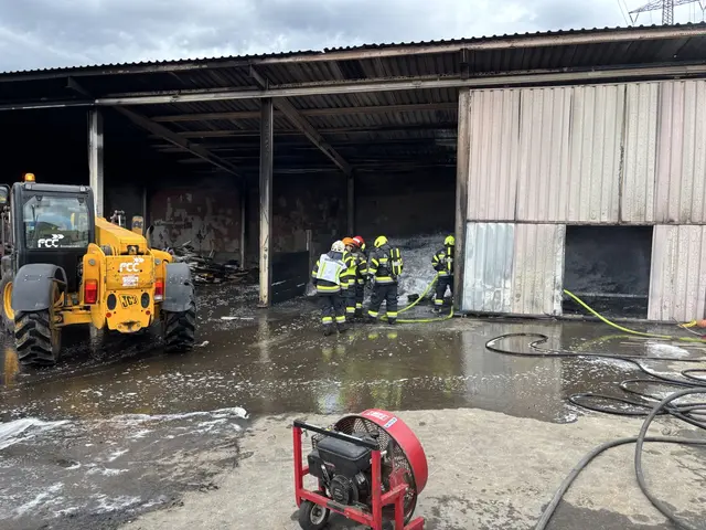 Eine Lagerhalle brannte in Weißkirchen.
