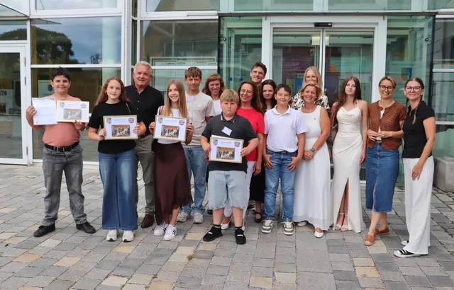 Der Jugendrat wurde von Manfred Komericky, Sabine Jakubzig und Fabienne Hatzl vom Gemeindevorstand und Gemeinderäten bedankt und verabschiedet. | Foto: Edith Ertl
