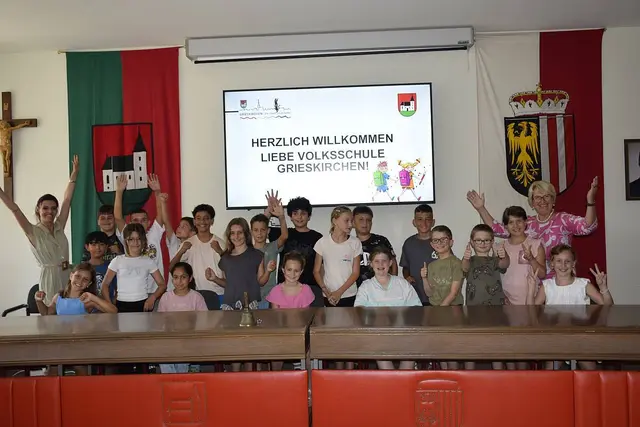 Die 3c-Klasse warf einen Blick in das Rathaus der Stadt Grieskirchen und stellte viele Fragen. | Foto: Stadtgemeinde Grieskirchen