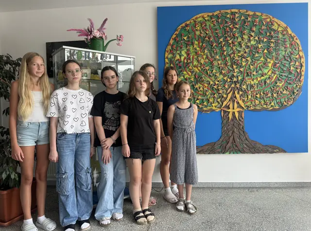 Heute begrüßt der Energiebaum alle Besucher:innen bereits beim Betreten der Schule.  | Foto: SMS Schubertviertel