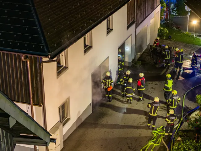 Die Feuerwehren konnten ein Übergreifen der Flammen auf den Wohnbereich verhindern. | Foto: Team Fotokerschi.at/Kaltenleitner